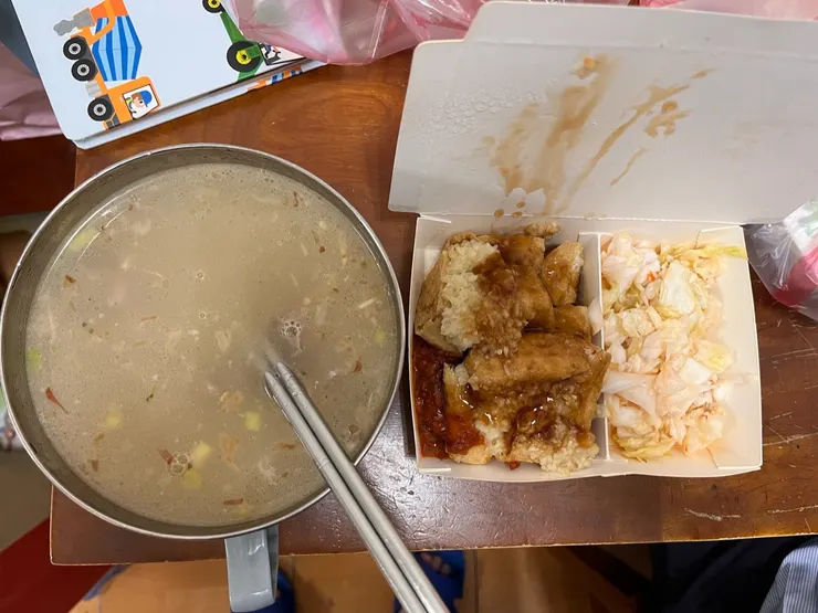 嘴邊肉湯、小份臭豆腐。