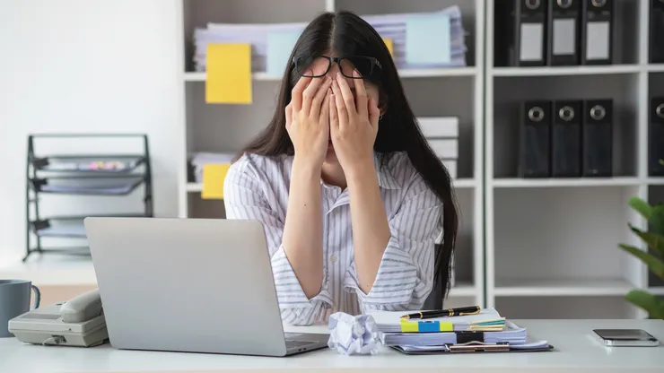 Z世代、Y世代面臨繁重工作負擔與職涯不確定性而產生職場焦慮。(圖/Canva)