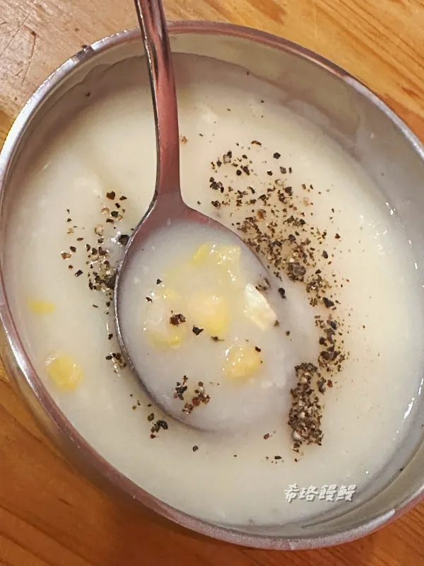 玉米濃湯有種類似香菇（？）的特別香味，濃郁好喝