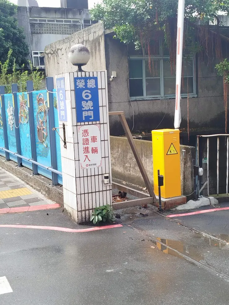 北投槌球場出去，接到石牌路二段，由榮總6號門進入榮總。