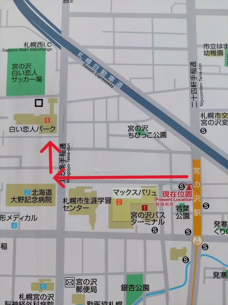 2號出口出來後直走右轉就到了