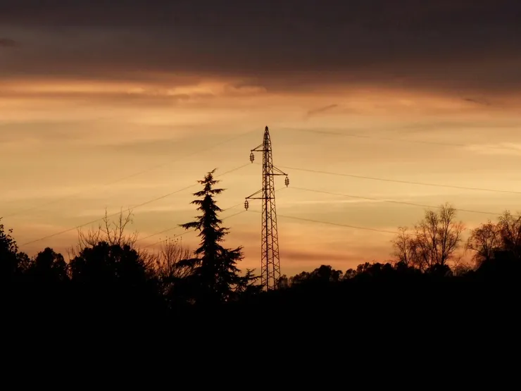 　　「黃昏落下，電線牽起遠方未說的思念。」