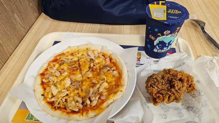 21世紀烤雞也出披薩了!這個雞肉披薩超級好吃!