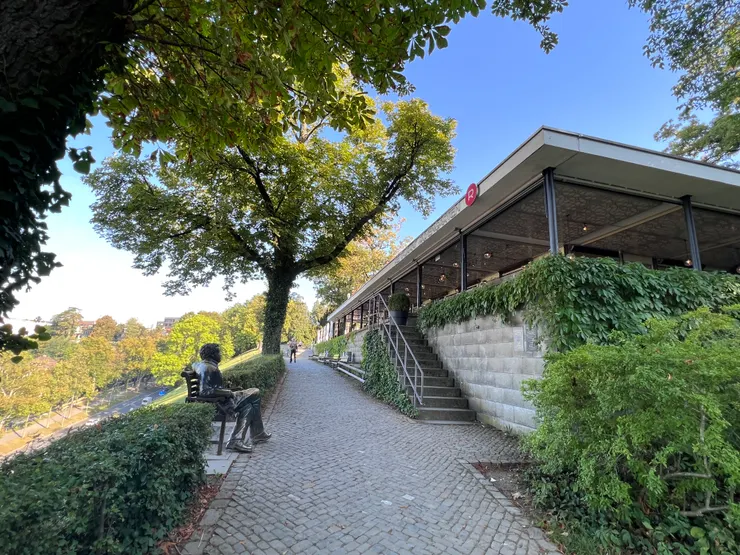 左邊可以和愛因斯坦坐下來聊天，或者右邊的咖啡廳坐著喝杯咖啡