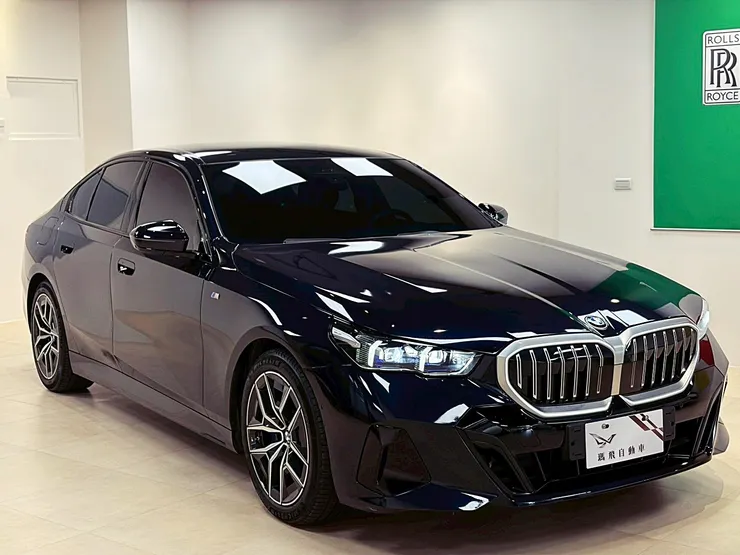 分享 BMW G60 5 Series 外匯車代購案例，老客戶兄弟檔再次委託，一次購入兩台黑白配5系列。從韓國找車、規格確認到整批裝櫃回台，完整解析進口流程與購車關鍵。