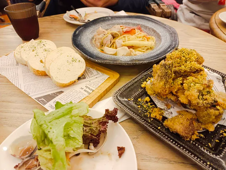 嫩雞培根奶油醬義大利麵、酥炸鱈魚條