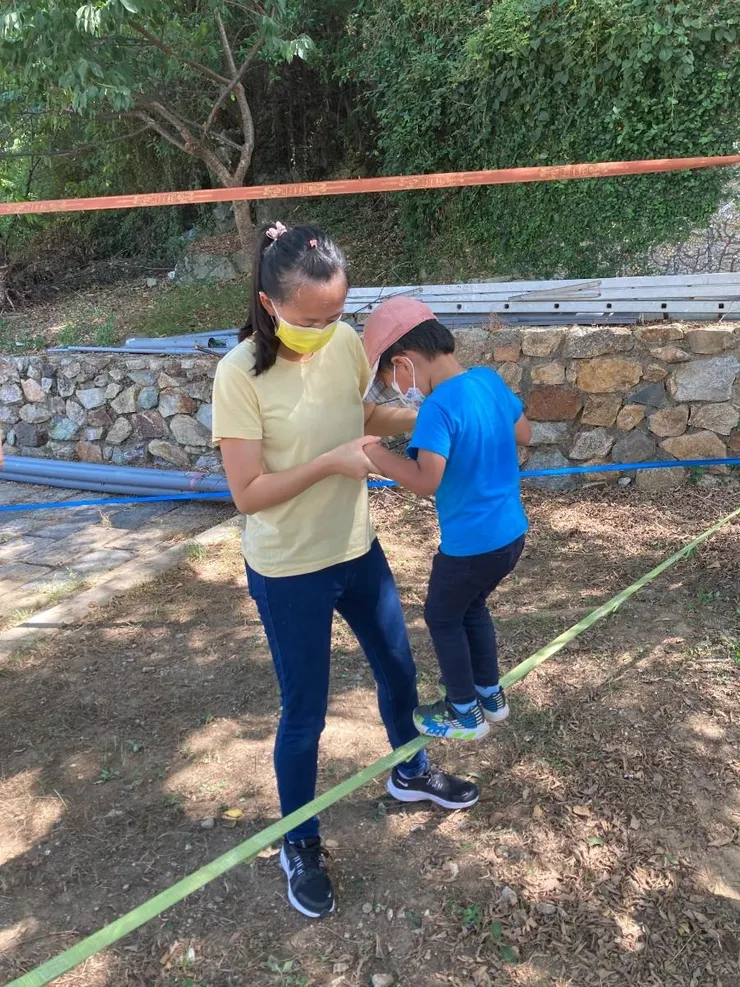 雖然緊張害怕，但有媽媽雙手牽著，我願意嘗試挑戰