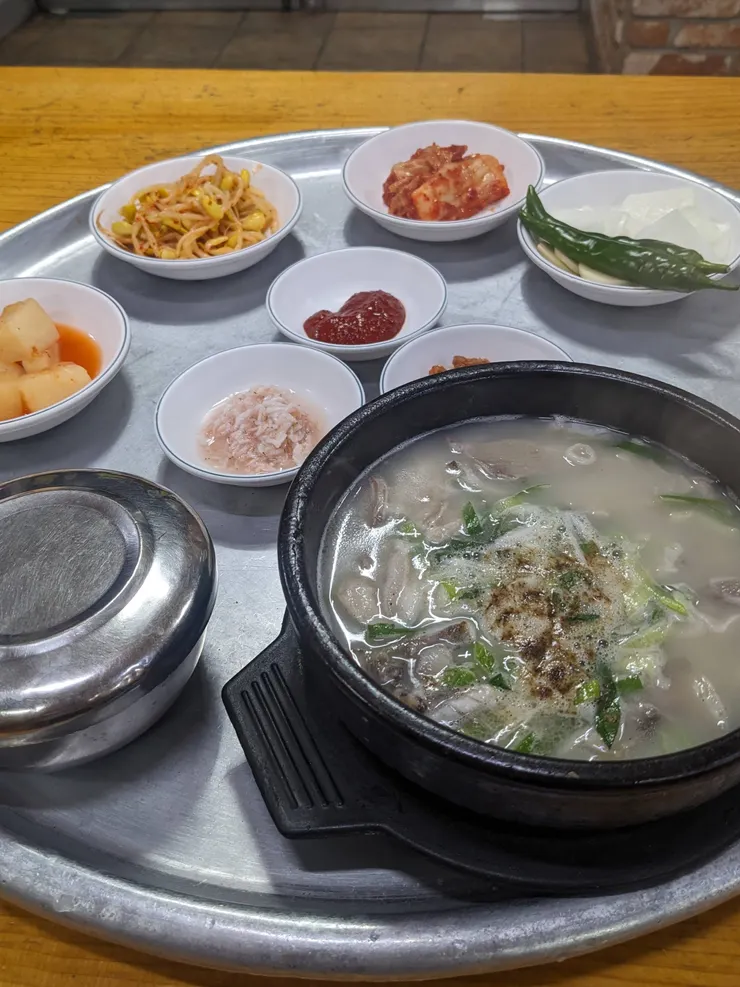 豬肉湯飯 ₩8,000。初次體驗只覺得新奇，但跟後來在釜山吃到的比起來，腥味較重一點。