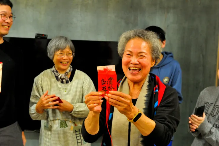 【年夜飯發紅包視訊直播天涯咫尺！今年兒子和拉拉設計了抽紅線摸彩節目，最大奬5千元。得獎揭曉，獎不在多，有抽即樂。】