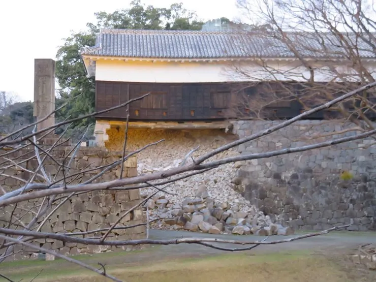 熊本城，至今仍未複修完成，和中式城堡通常以長方型磚塊密鋪築城牆不同，日式城堡的問題，就是由於以不規則石塊築成，修複非常困難。