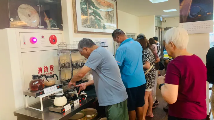 用餐時間人滿為患。