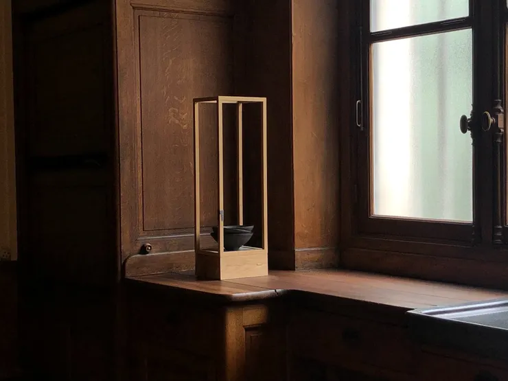 Edmund de Waal, muet, V, 2021。從房間門口拍攝。