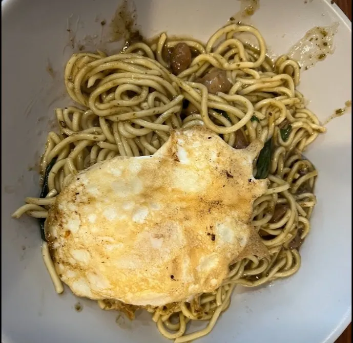 可能是水波蛋、炒麵、義大利麵、蛋黃和拉麵的圖像