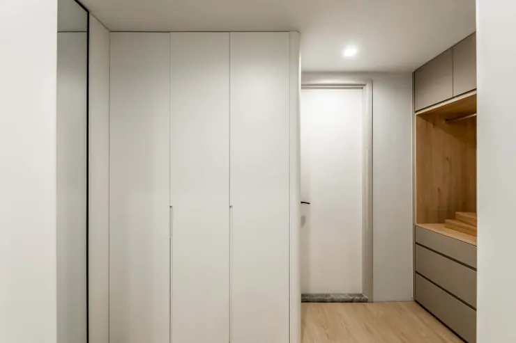 藝術城堡｜沐灰謐境 主臥室-衣櫃收納