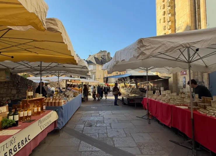 從自由廣場延伸出去的市集