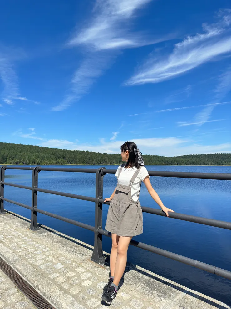 國家森林裡的碧藍大湖