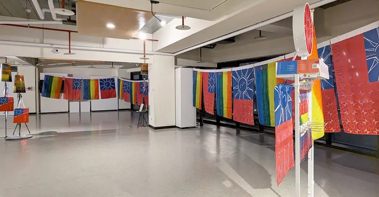 穿越彩虹的繽紛，感受愛的柔軟與和平的寧靜，這趟覺旅不僅是對自我心靈的探索，也是對愛與和平價值的堅持，在這青天白日的世界中，讓愛與和平永遠綻放，成為我們生命中最美麗的一景。TW｜愛與和平【 積吶虹光 LEF 虹布旗】，2023年。