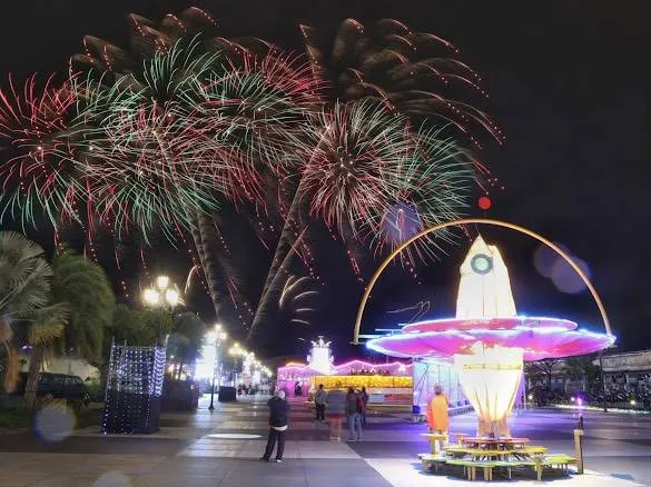 璀璨星空煙火秀在日出大道主燈旁綻放，為 2026 花蓮太平洋燈會元宵晚會畫下完美句點。圖/花蓮縣政府提供