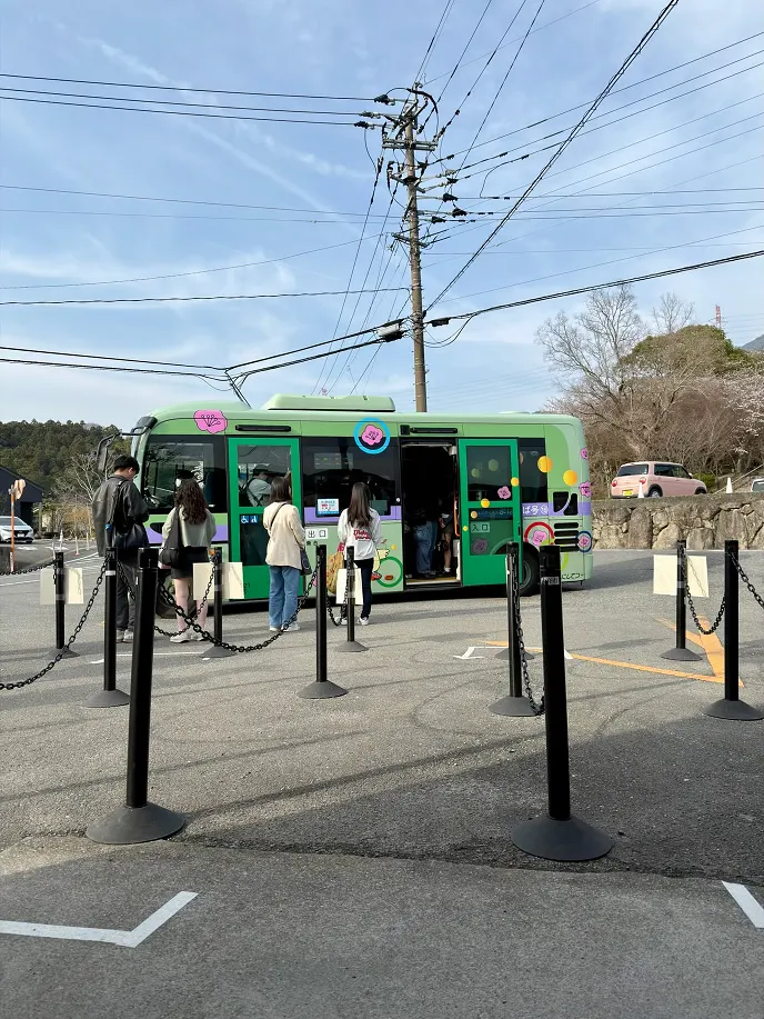 往返太宰府站跟寶滿宮的巴士,載客量不多,班次也不多,建議Uber更好