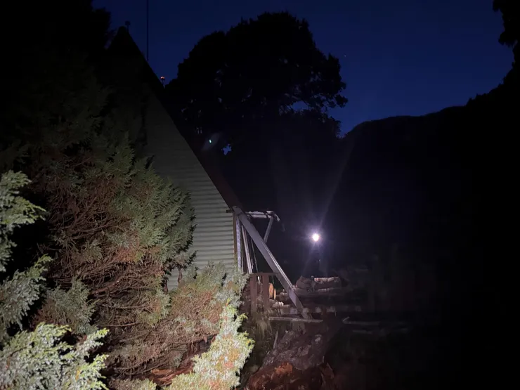 6:32 終於抵達雪北山屋。一獨攀山友正在一樓休息，打聲招呼後我們選擇在二樓休息。