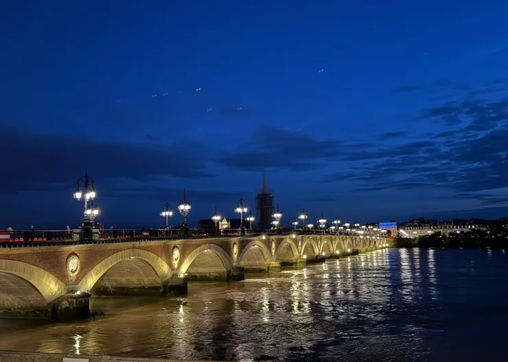 天色暗了下來,要說再見的時候了