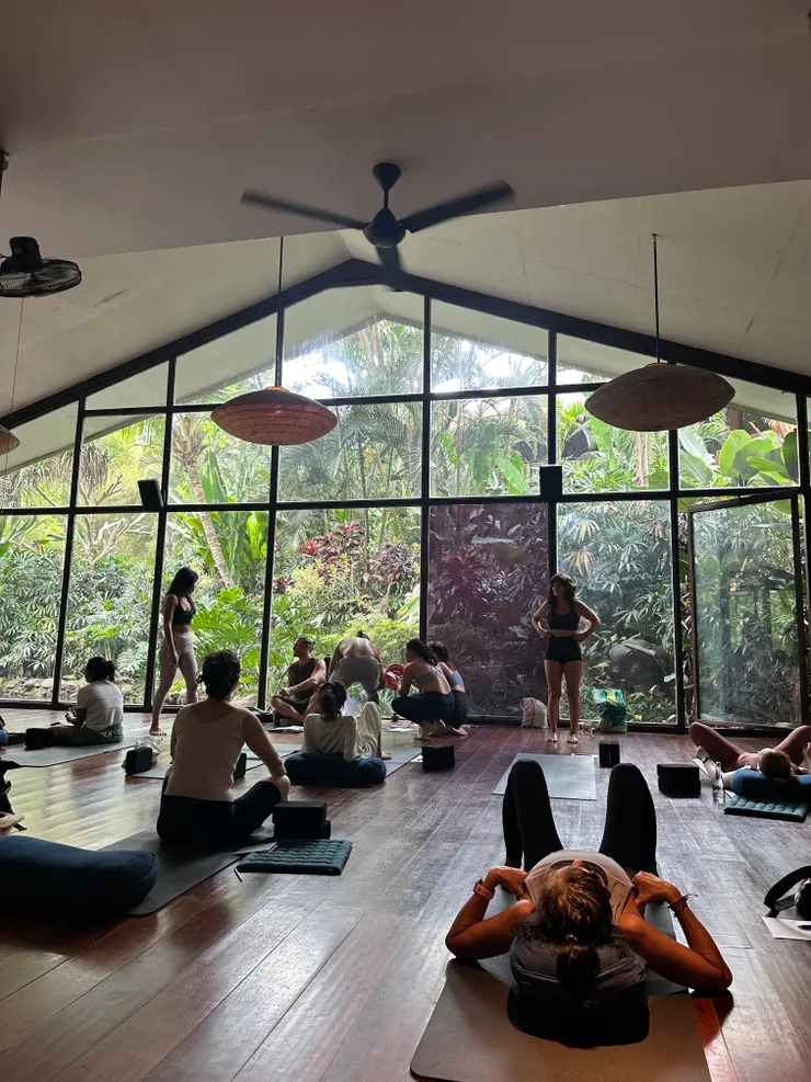 Yoga Barn教室內部，在鬱鬱蔥蔥的叢林景致中享受瑜珈