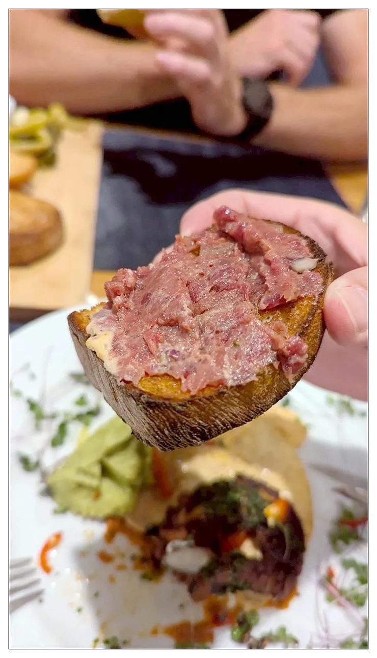 因為麵包烤得很好吃, 搭配生肉吃起來居然有點台味 XD