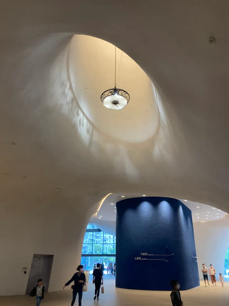 天花板的吊燈會旋轉！覺得光影效果很美！