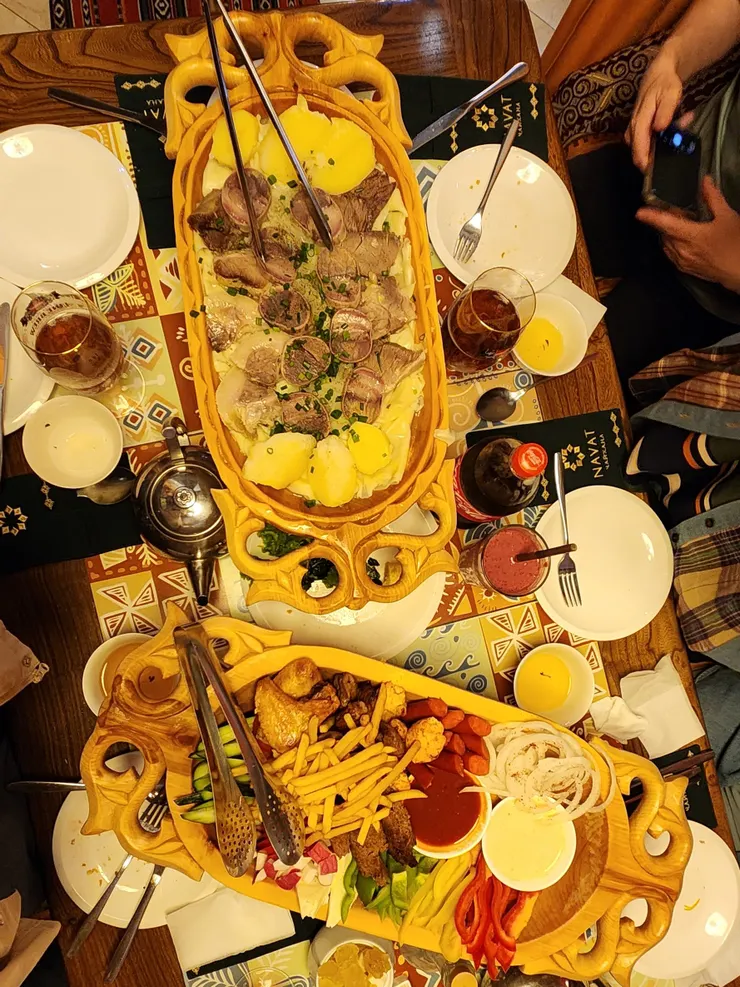 國菜(beshbarmak)和烤肉拼盤(kebab fantasy)。