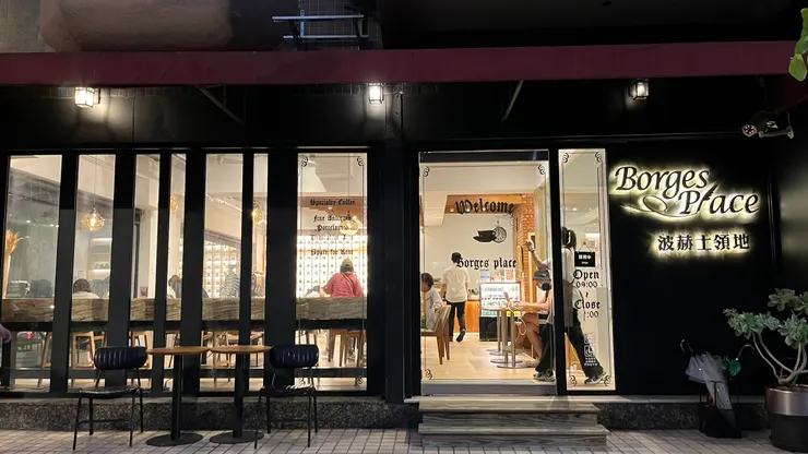 店內從外給人感覺滿寬敞，不像有的咖啡店感覺擁擠。