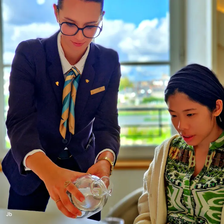 【儀容端整、態度親切有禮的服務人員。】