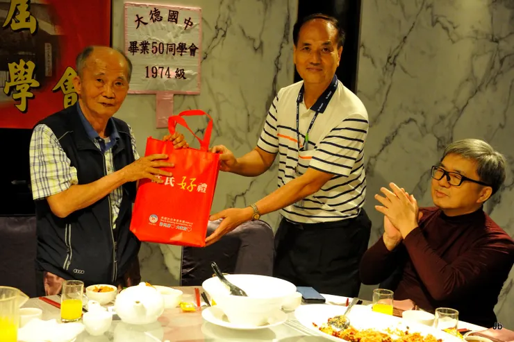 致贈敬愛的導師紀念品