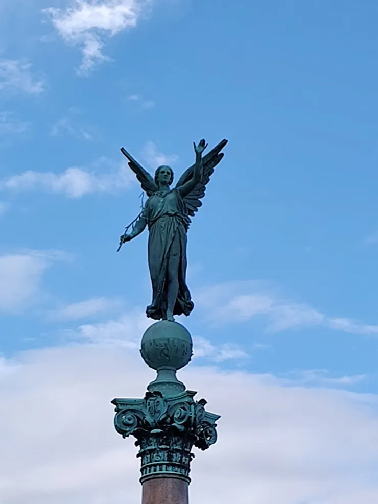 海軍上將伊瓦爾．惠特費爾特紀念柱上半部