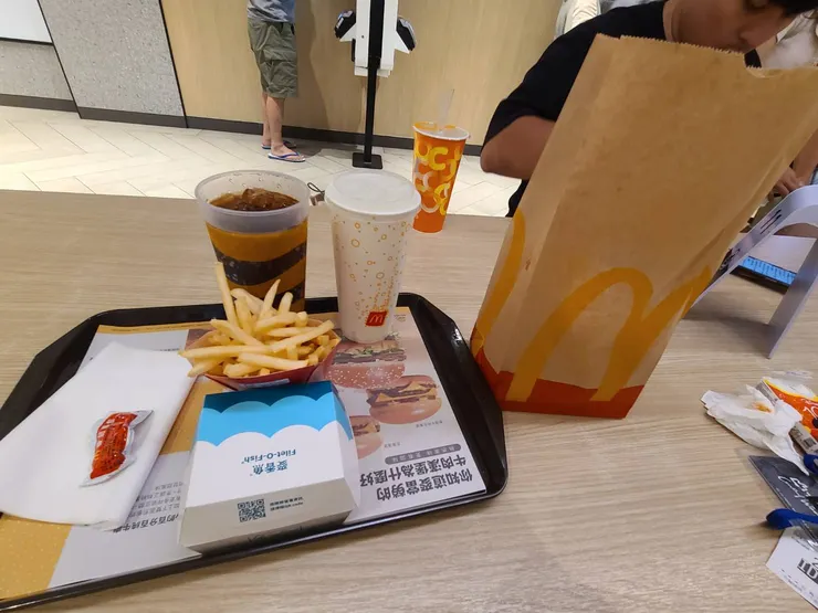 順買一些麥當勞,當隔日行進糧