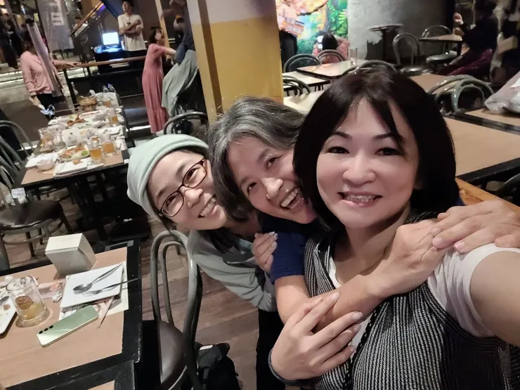 超級嗨的酒吧之夜，我們三個一起高聲唱『酒干倘賣無』😂