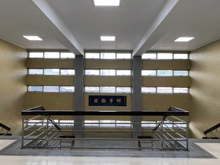 站在半樓的位置,可以看到它的開窗方式。如果從辦公室內部觀看,視覺效果大致相同,這正是其中有趣的地方