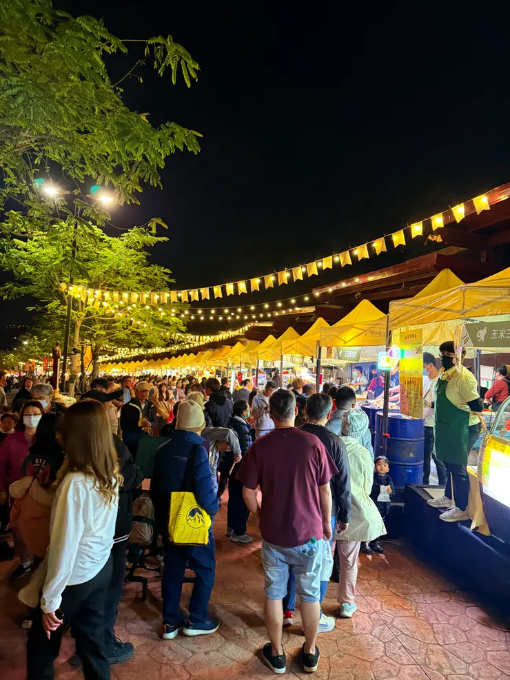 佛光大道上的美味蔬食攤位，以及熱鬧滾滾的人潮。