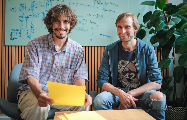 物理學家 Alexssandre de Oliveira Jr.(左)與 Jonatan Bohr Brask(右)合作, 與 Patryk Lipka-Bartosik (波蘭理論物理學家)共同提出了一種能在不破壞量子態的情況下偵測量子性的新方法。