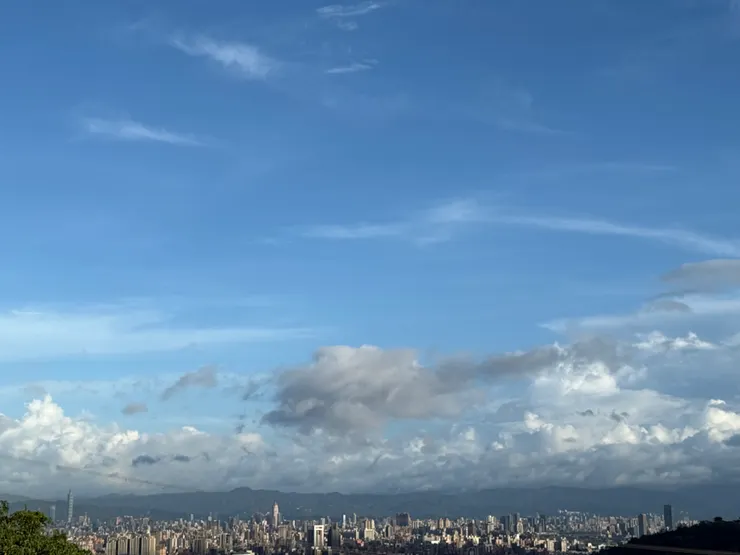 2025/09/21 回家路上的邊坡風景