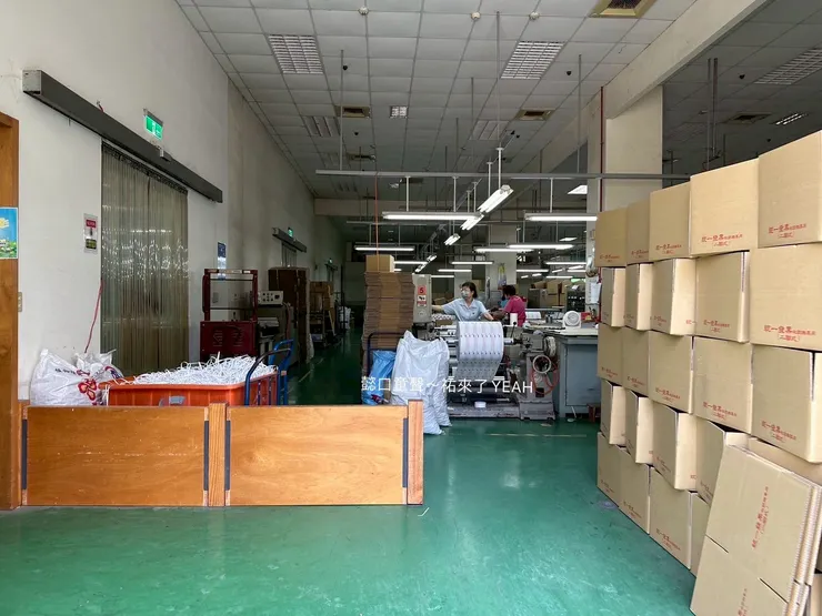 製作二聯式收銀機發票的工廠，生產線正在運作。