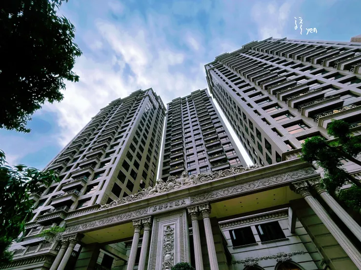 浮華雕塑搭上不明所以西方語彙，彰顯奢華貴氣？