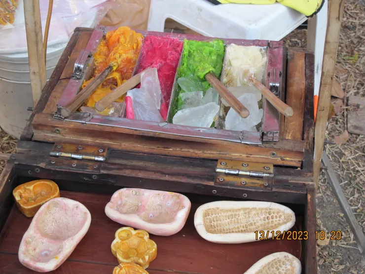 以前的老伯就是背著裝有材料的箱子到處擺賣。用不同的顏色挖一坨出來捏，還有模具。