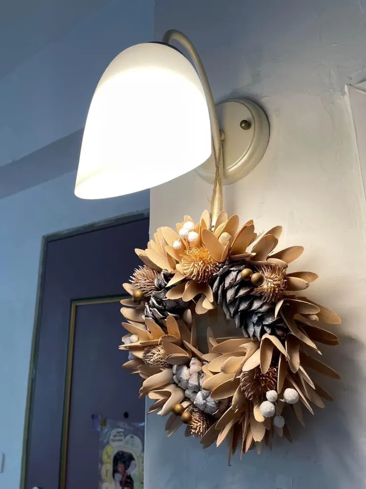 花環與燈彼此增添了韻味