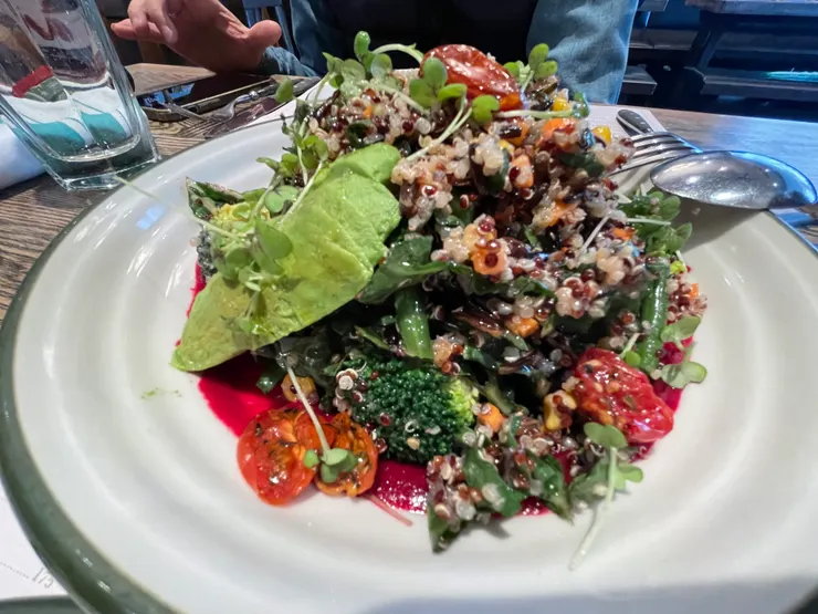 拌有10多種食材的「超級蛋白質沙拉」，滋味又有營養。（作者拍攝）