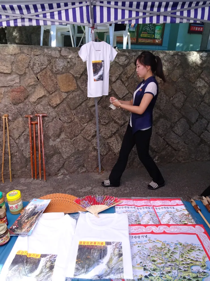 九龍淵步道入口商店店員