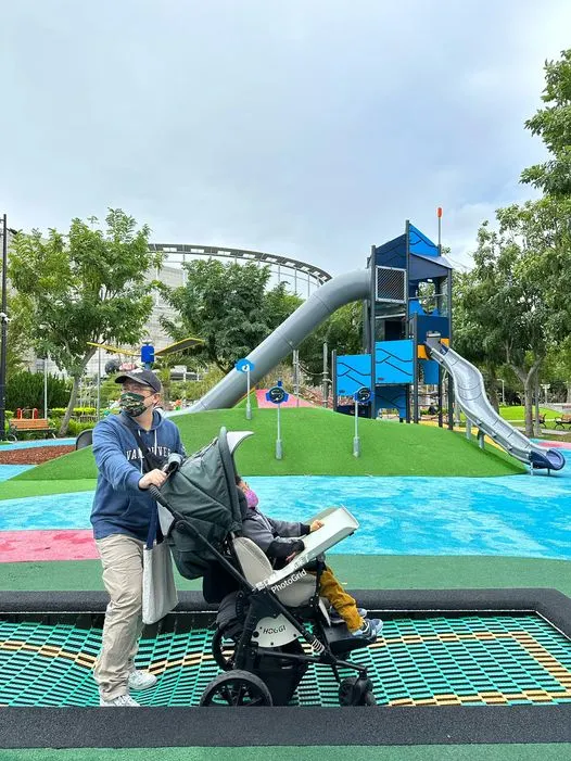 這款戶外彈跳設備整體承重120KG~照顧者陪同,輪椅族才能好好玩。(美崙共融遊戲場)