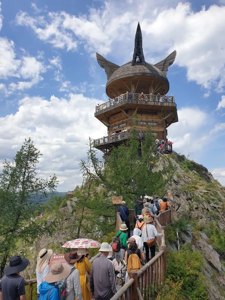 觀魚亭位在喀納斯湖西岸的山腰上,傳說可在此處目擊「喀納斯湖魚怪」,因而得名「觀魚亭」
