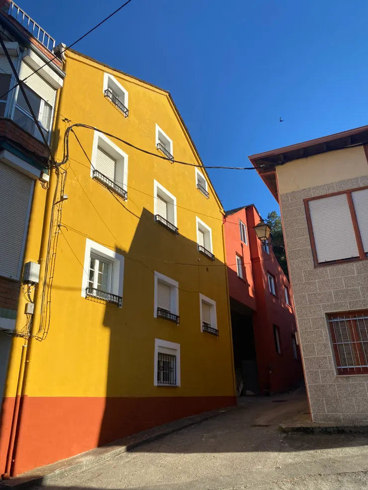 西班牙配色建築,很可愛。