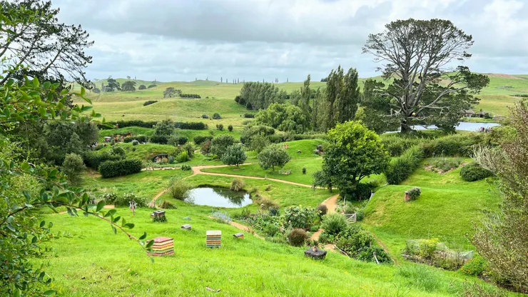 從山坡上俯瞰哈比村