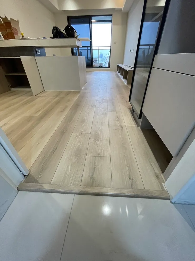 ▲ 淺色系的 Krono 木地板發揮了色彩的擴張效應，讓小客廳也能擁有一流的空間呼吸感。